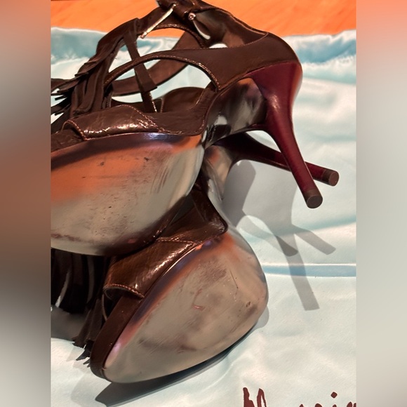 Brand new with dust bag Marciano Fringe heel. Size 5.5 - Picture 2 of 3